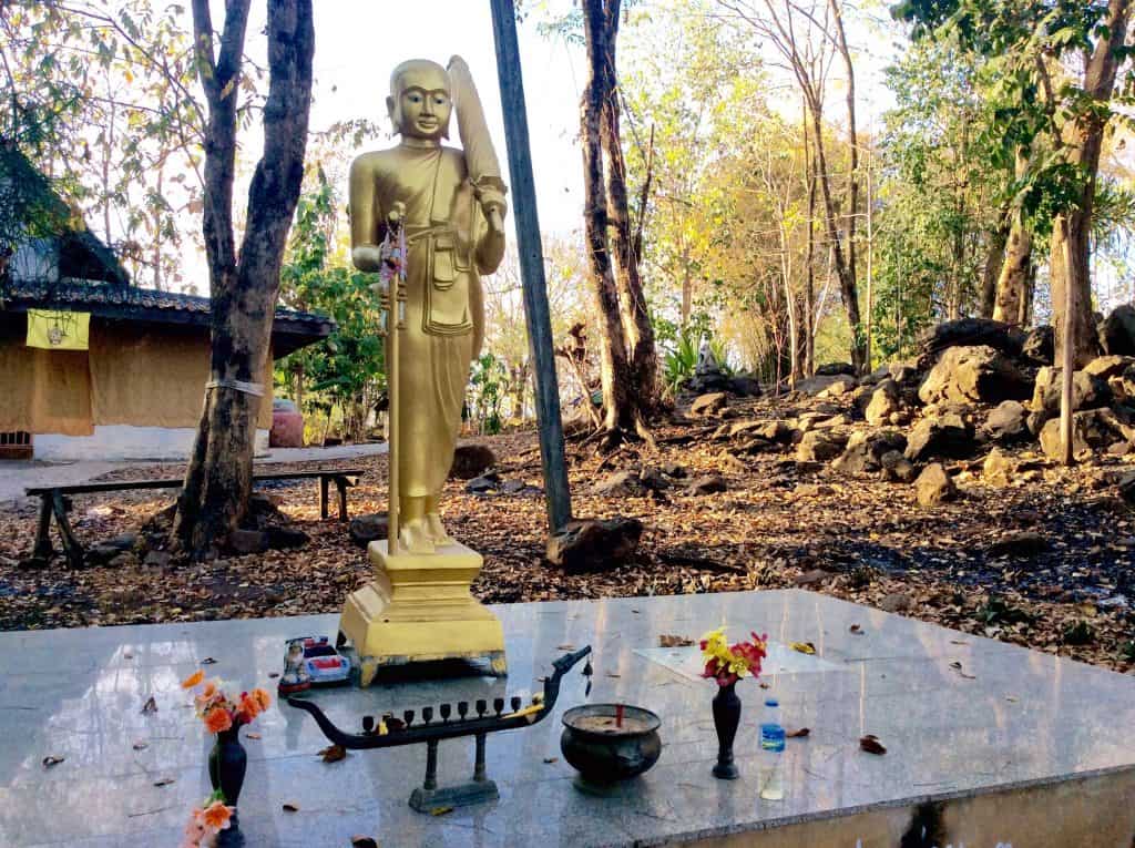 stehender Buddha im Beergtempel bei Phetchabun