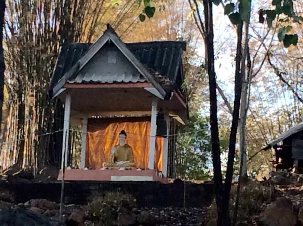 Sitzender Buddha in der