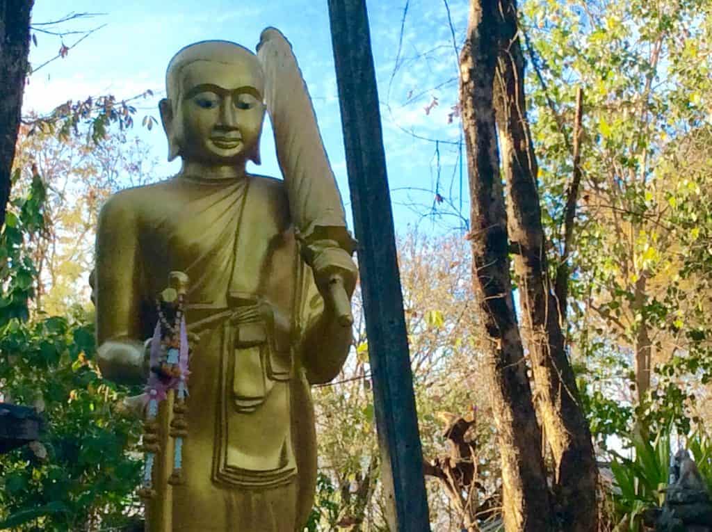 Milde lächelt der Buddha im Bergtempel in Phetchabun