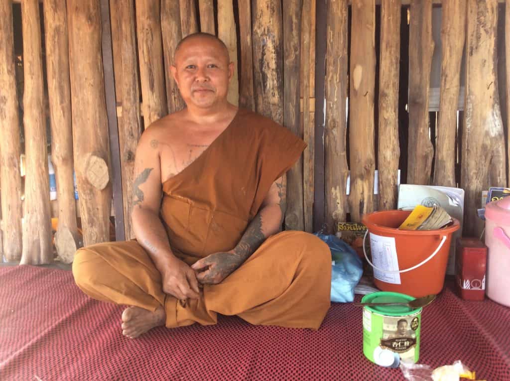 Thailändischer Mönch im Bergtempel in Phetchabun