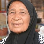 Moslemfrau mit Kopftuch im Pfahldorf