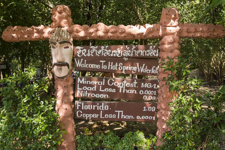 Hot Waterfall Schild mit Mineralienangaben