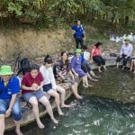 Fußbaden im heißem Mineralwasser im Hot Stream Nationalpark Krabi Thailand