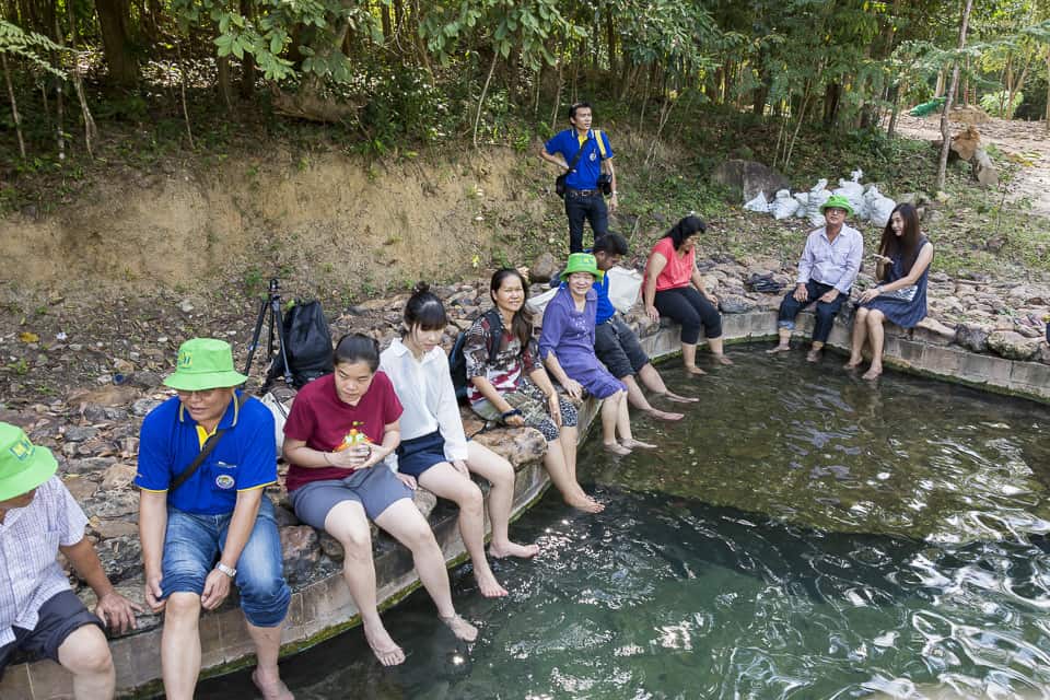 Fußbaden im heißem Mineralwasser im Hot Stream Nationalpark Krabi Thailand