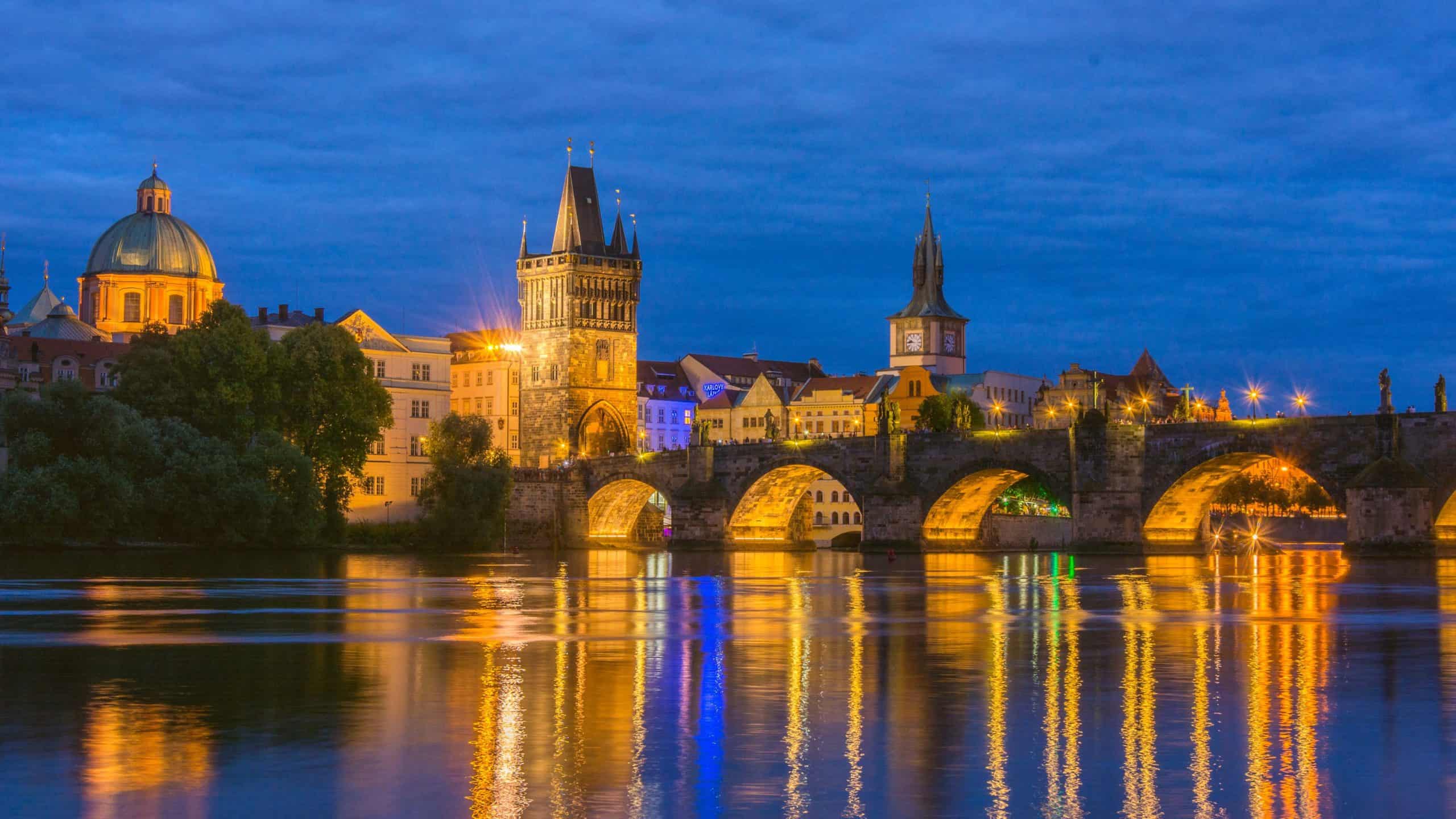 Prag am Abend mit Blick auf die Karlsbrücke