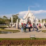 Wartende Touristen vor dem Weißen Tempel in Chiang Rai