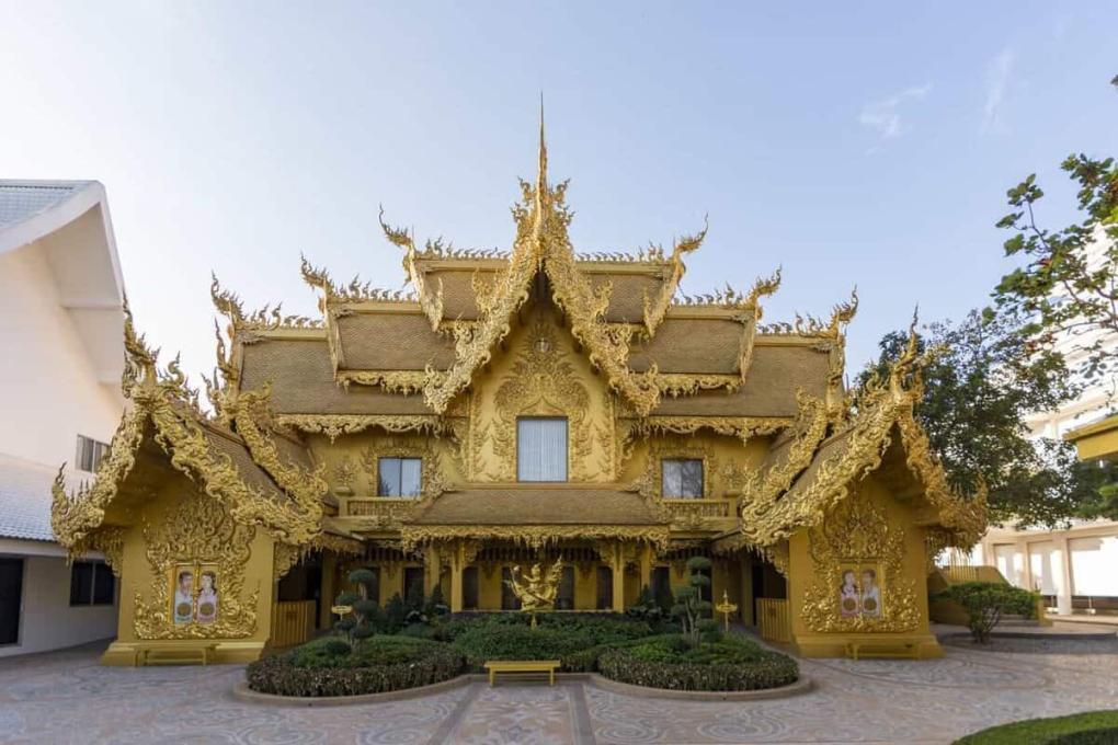 Die wohl schönste Toilettenanlage in Thailand im Weißen Tempel in Chiang Rai