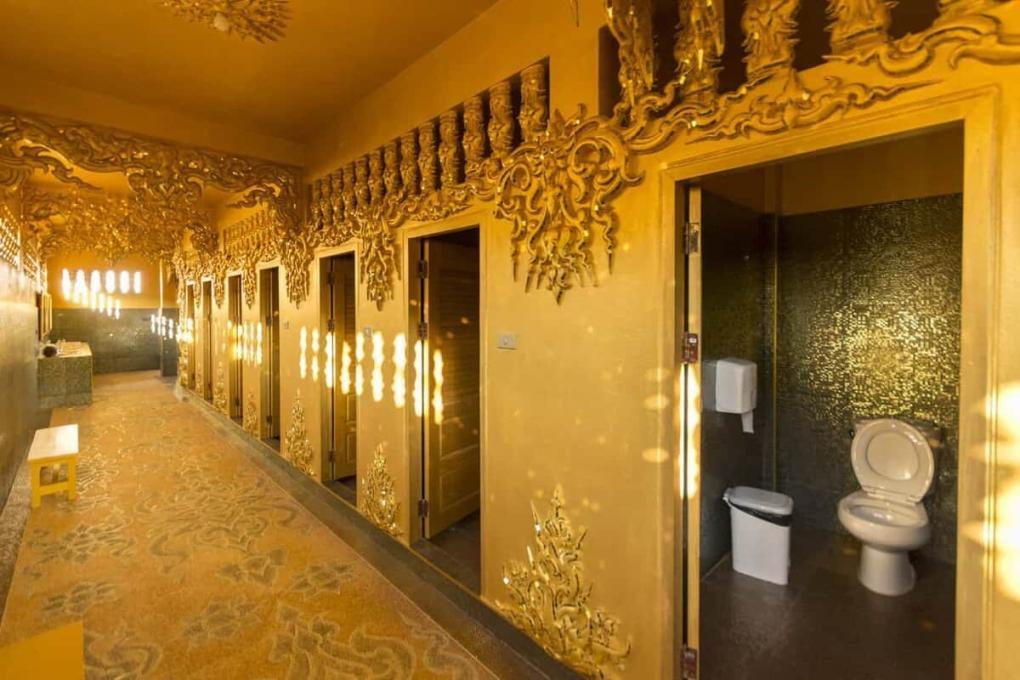 Ein Gang in Gold der zu den Toiletten im Weißen Tempel von Chiang Rai führt
