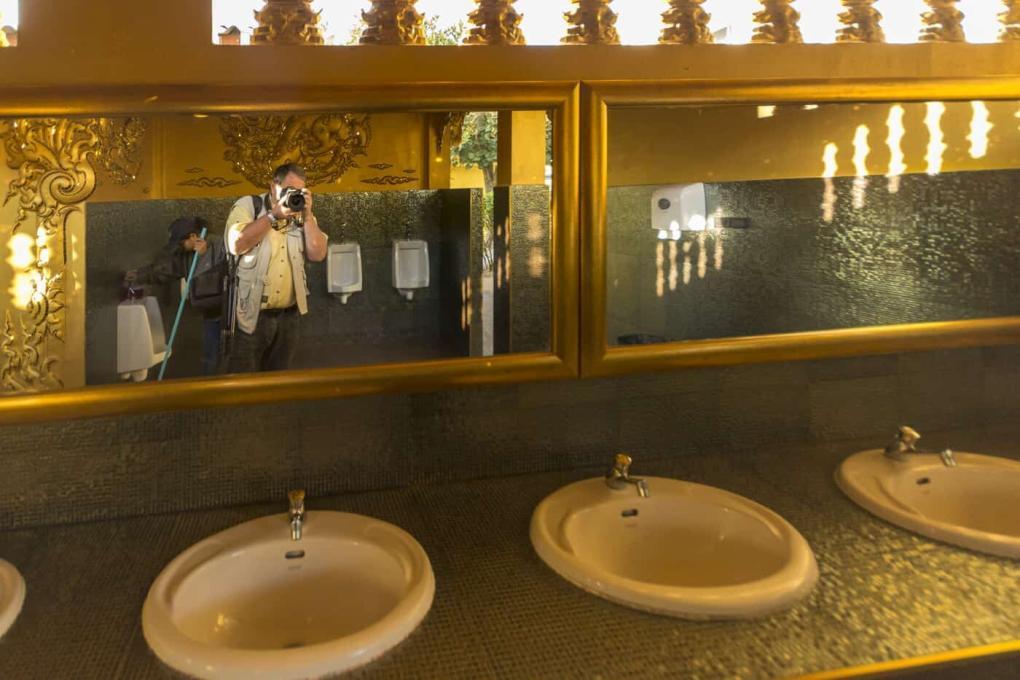 Selbstbildnis oder auch Selfi von Reiner Kerner auf der Toilette im Weißen Tempel in Chiang Rai