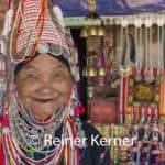 Alte Frau aus einem Bergdorf in Nordthailand