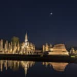 Nachtaufnahme Wat Mahatat im historical park Sukhothai