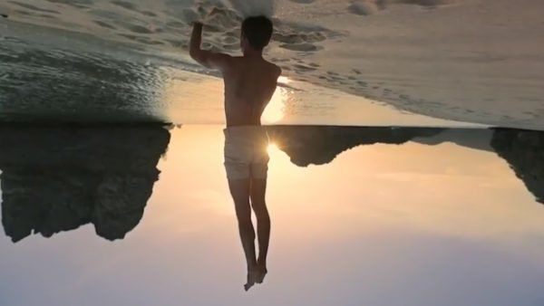 Kopfstehender Mann an thailändischen Strand