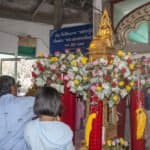 Menschen geben Geldspenden im thailändischen Tempel