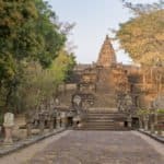 Steinweg mit Treppe zum Heiligtum von Phanom Rung