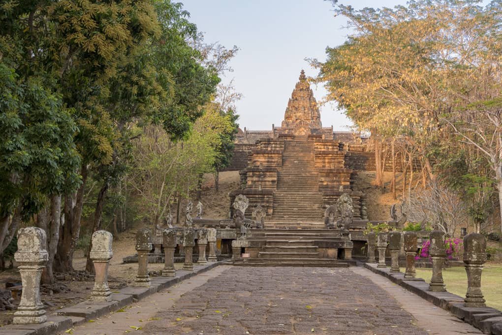 Steinweg mit Treppe zum Heiligtum von Phanom Rung