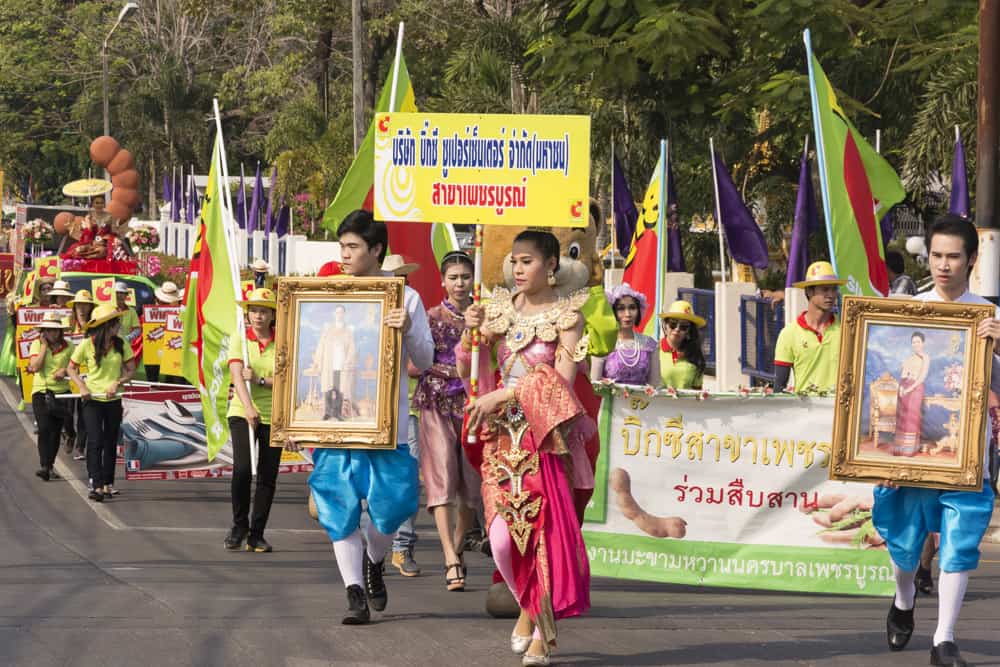 Bunter Umzug mit historischen Kostümen in Phetchabun - Gründe in Thailand Urlaub zu machen