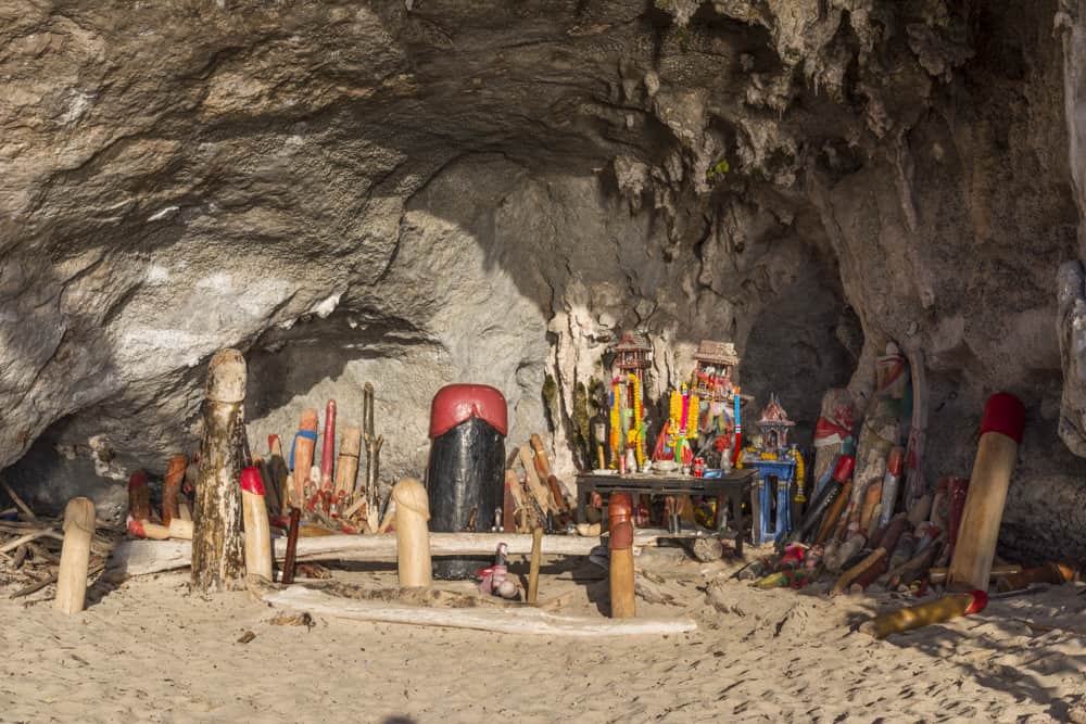 Grotte mit Phallus-Symbolen - Die ungewöhnlichsten Gründe in Thailand Urlaub zu machen