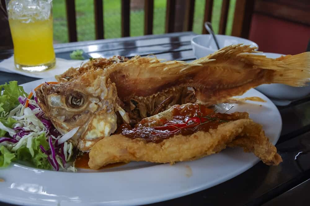 Thailändischer Fisch auf einem Teller angerichtet