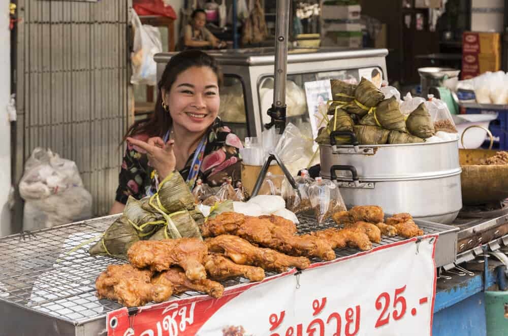 Thailändischen Garküchen mit den unterschiedlichen Angeboten - Gründe in Thailand Urlaub zu machen