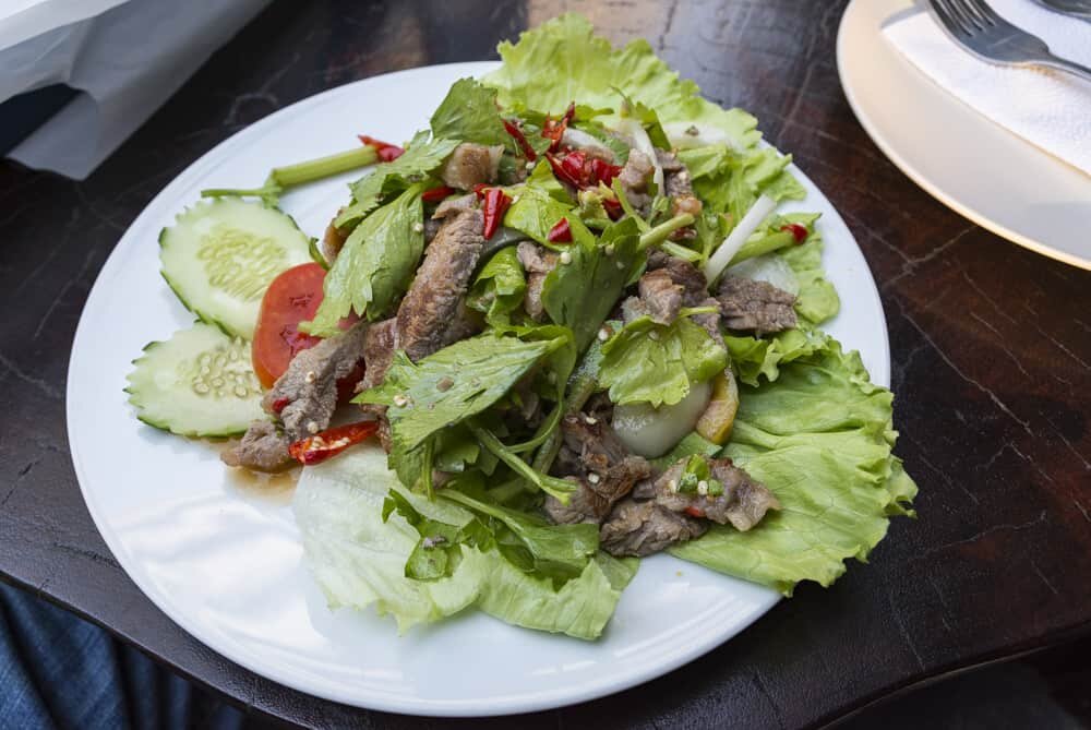 Yam Nua, ein Rindfleischsalat auf Salat angerichtet - Gründe in Thailand Urlaub zu machen
