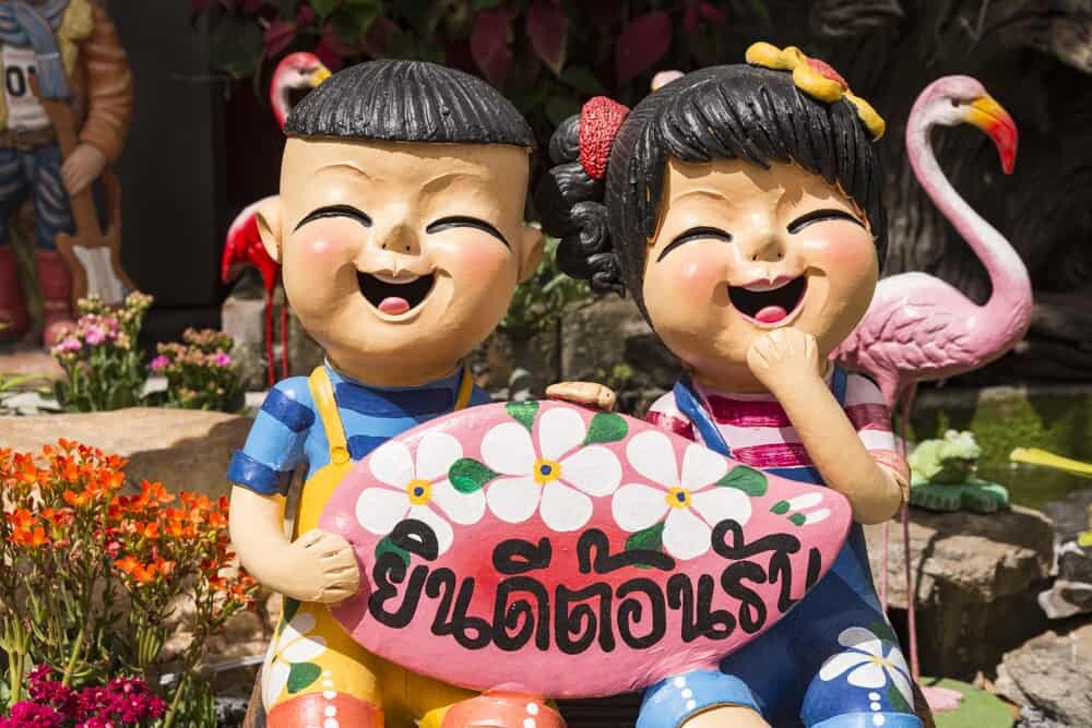 zwei lachende Betonfigur - Gründe in Thailand Urlaub zu machen