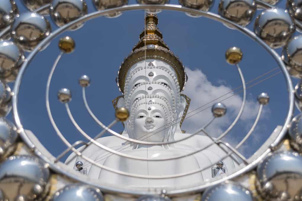Wat Pha That Pha Son Kaeo der Tempel mit 5 weißen Buddha-Statuen