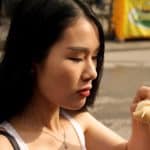 Junge Thailänderin beim Eisessen