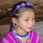 Junge Frau mit großen Ohrerweiterungen in Nordthailand