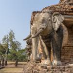 Elefanten Statue auf einer Ecke im Wat Chang Lom in Sukhothai