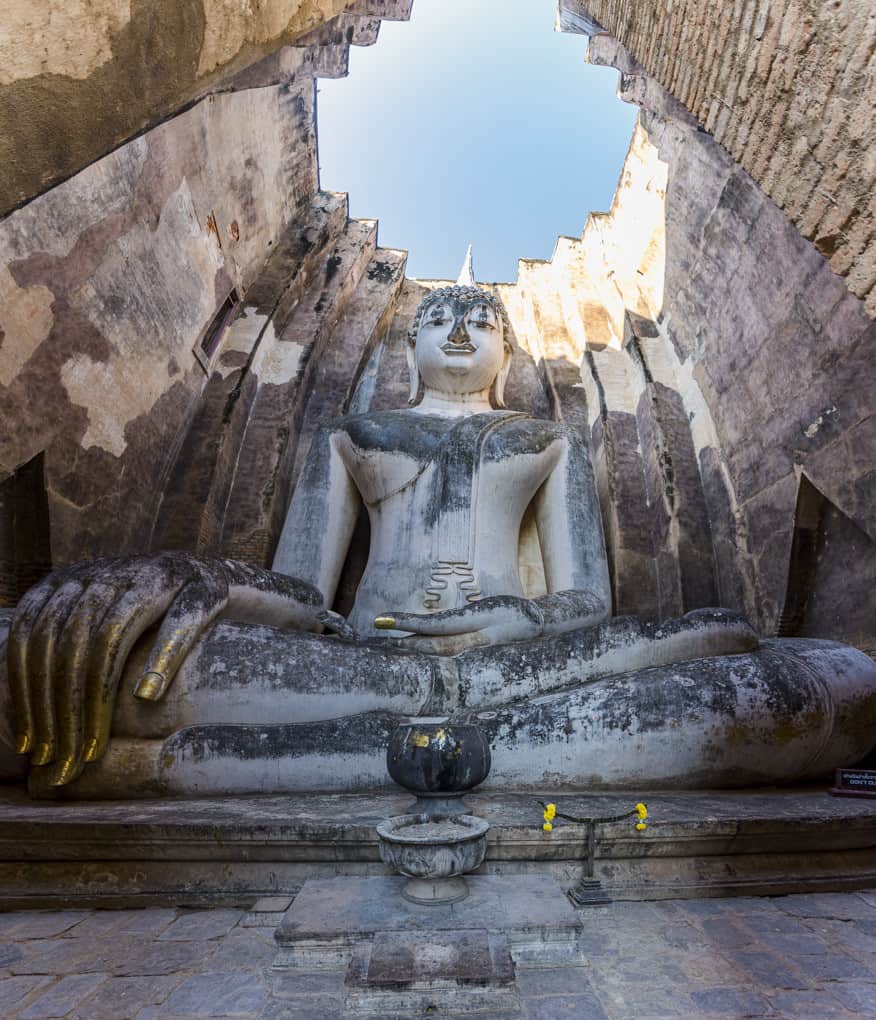 Grosse Buddha-Statue im Wat Si Chum in Sukhothai