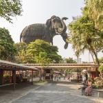 Das Erawan-Museum in Bangkok mit dem größten bronze Elefantenstandbild der Welt
