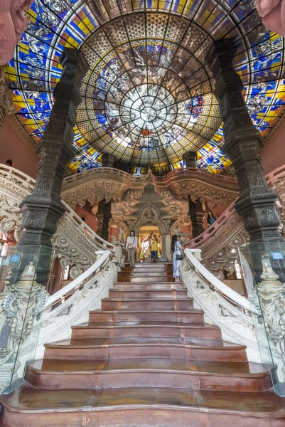 Riesiger, wundervoller Treppenaufgang im Inneren des Erawan Museums in Bangkok