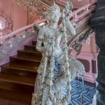 Figur an der Treppe im Erawan-Museum Bangkok