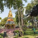 Chedi unt Elefanten-Statue im Garten des Erawan-Museum in Bangkok