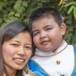 Thailänderin mit ihrem Sohn in Thailand