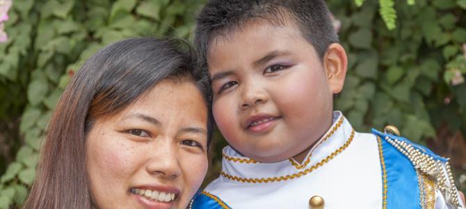 Kinder mit einer Thailänderin