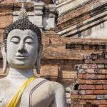 Die Buddhas der drei Zeiten - Buddha-Statue vor den Tempelruinen in Ayutthaya - Thailand