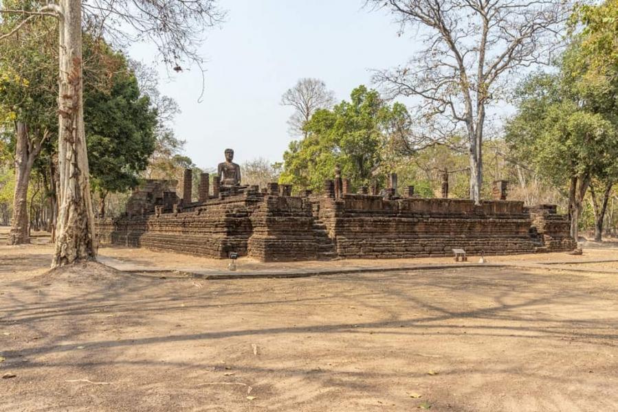 Wat Singha in Kamphaeng Phet - Ubosot mit Figurenresten und der grossen Buddha-Statue