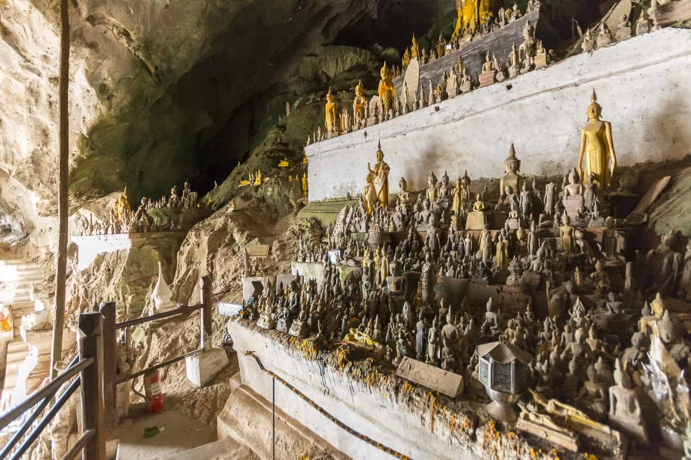 Hunderte von alten Buddha-Statuen die vereinzelt mehr als 100 Jahre alt sind in der ersten Höhle von Pak Ou
