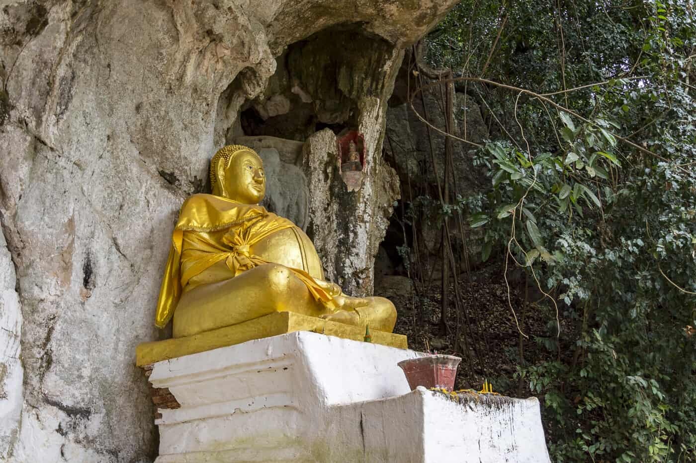 Ein dicker Buddha beschützt die Höhlen