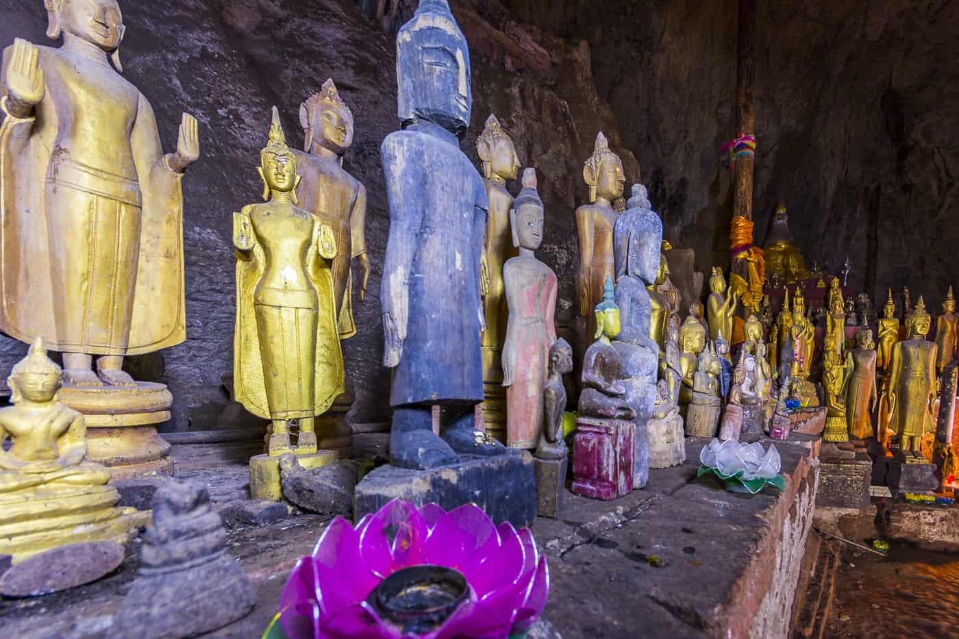 Buddha-Statuen mit zirka 1,50 Meter Höhe in der oberen Höhle von Pak Ou