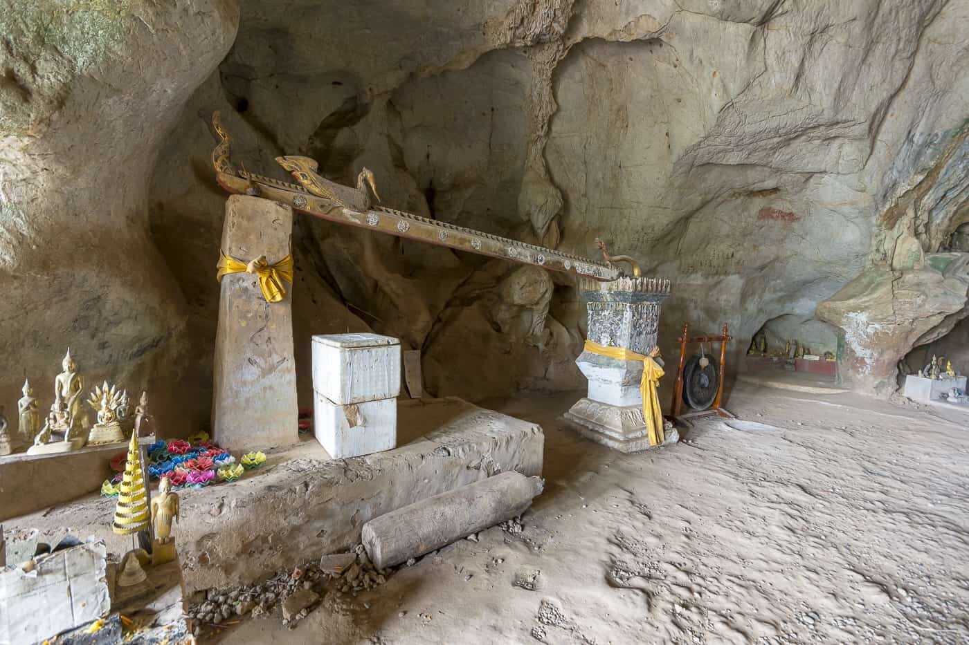 Hölzerner Wasserlauf für religiöse Waschungen der Buddha-Statuen - Laos