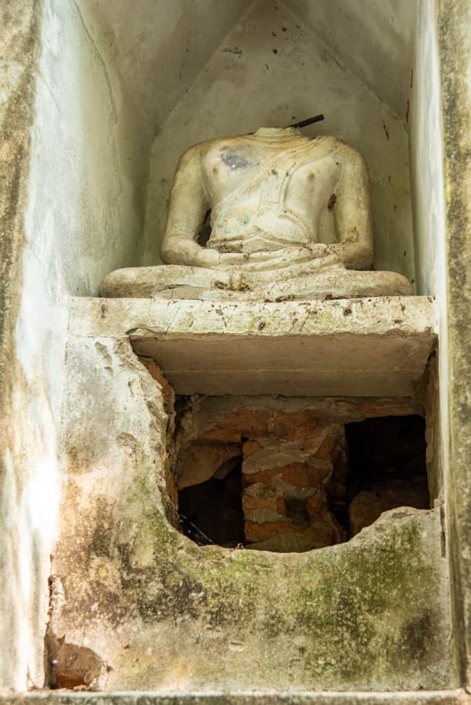 Kopflose Buddha-Statue und der aufgebrochenen Relikienkammer im Wat Khao Chok Chanang in Sukhothai - Thailand