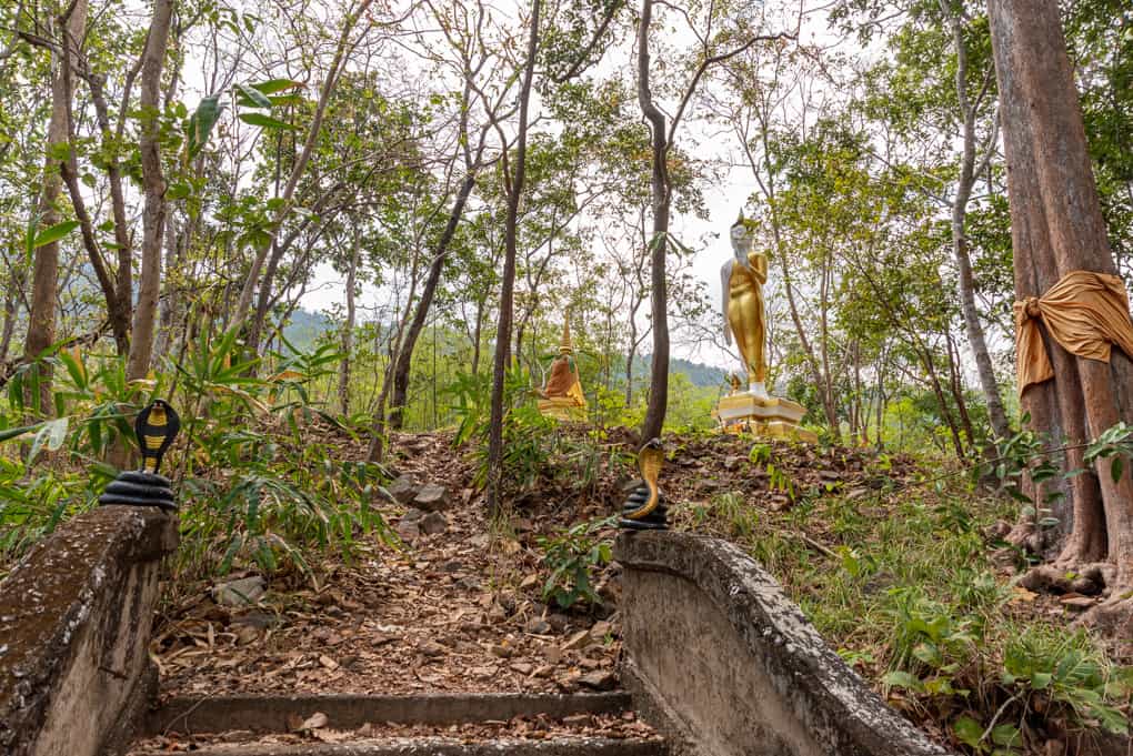 Oberster Punkt der Treppe im Wat Khao Chok Chanang mit den beiden neueren Schlangen-Figuren
Sukhothai - Thailand