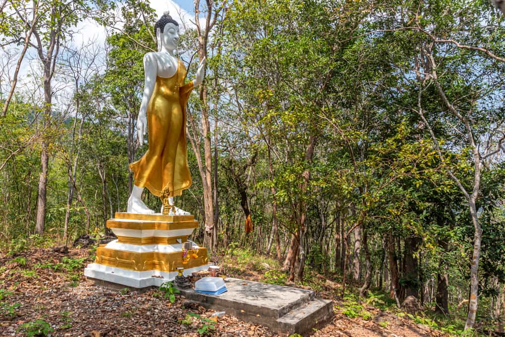 Schreitender Buddha im Sukhothai-Stil im verlassenen Tempel Wat Khao Chok Chanang Sukhothai - Thailand