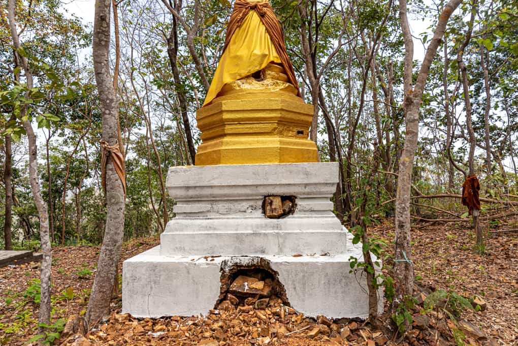 Buddha-Statue auf der Bergspitze im Wat Khao Chok Chanang Sukhothai - Thailand