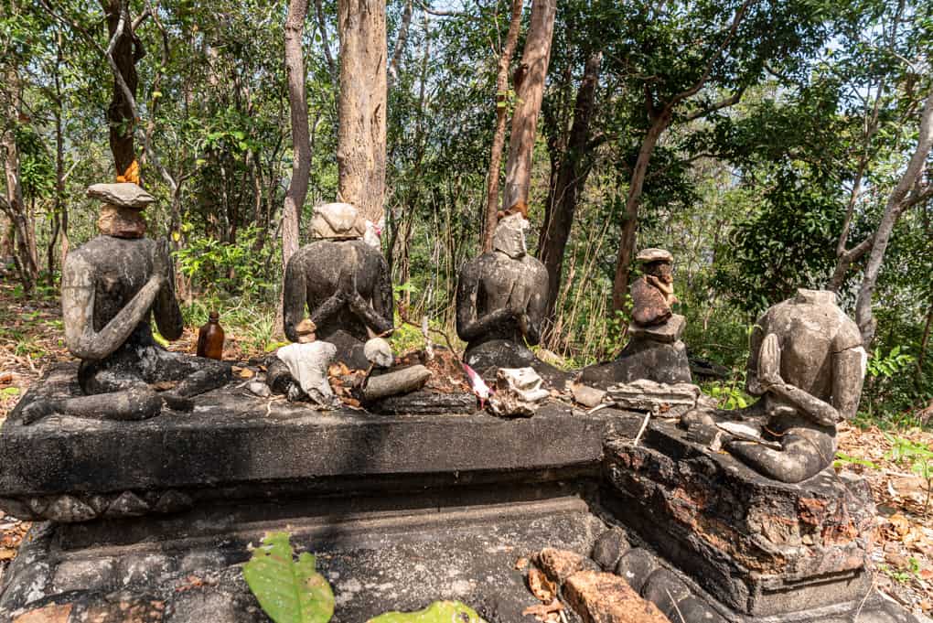 Figurengruppe im Tempel Wat Khao Chok Chanang in Sukhothai - Thailand