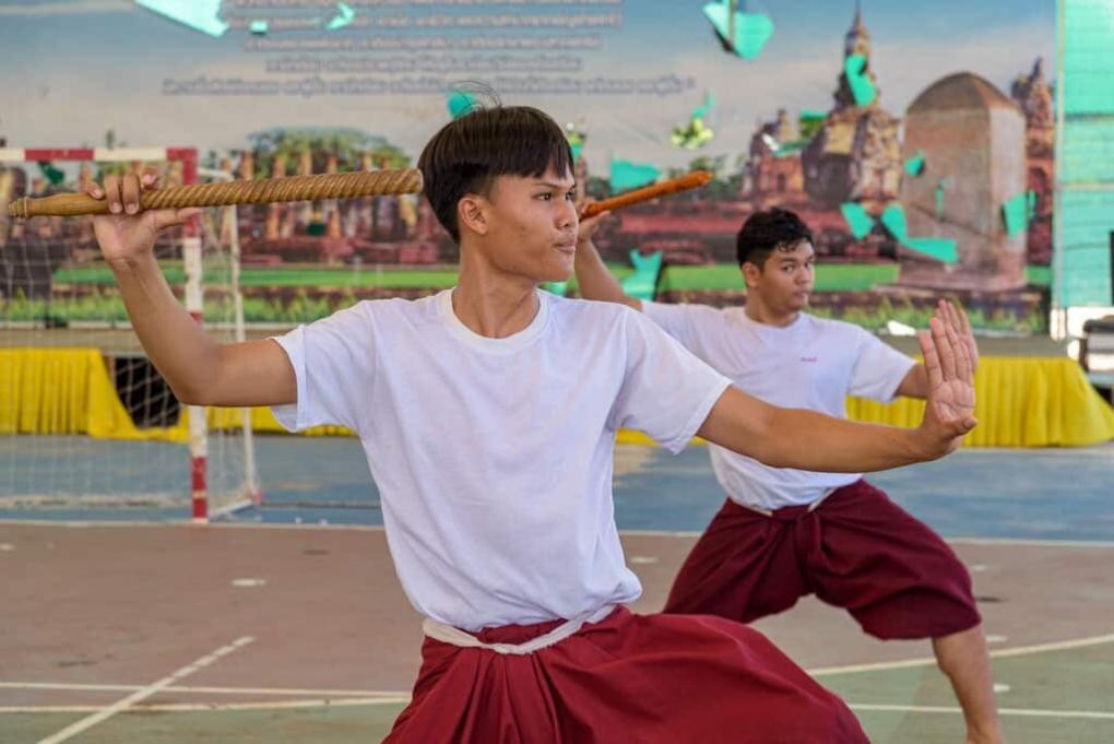 Tänzer des Khon bei Einübung der Tanzschritte im Sukhothai College of Dramatik Art in Thailand