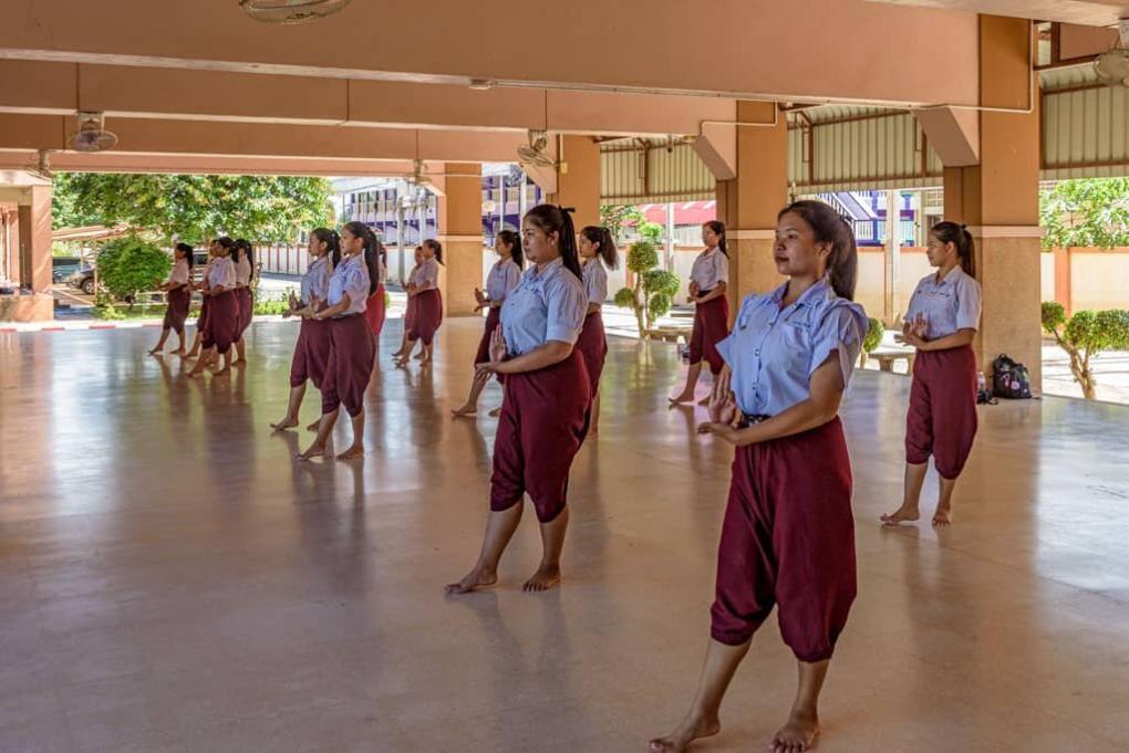 Thailändische Tanzgruppe beim Training im Sukhothai College of Dramatic Art