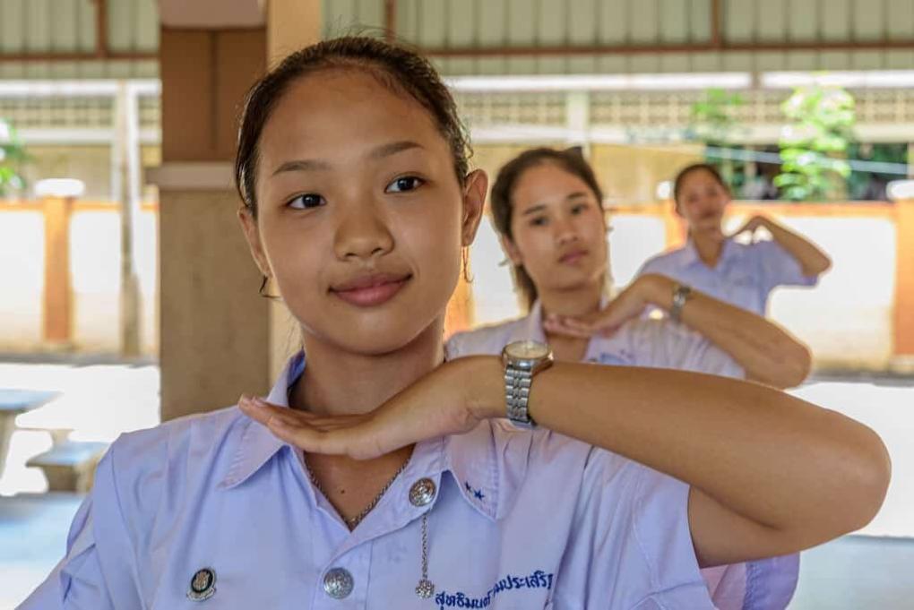 Thailändische Tänzerin mit extremer Handhaltung